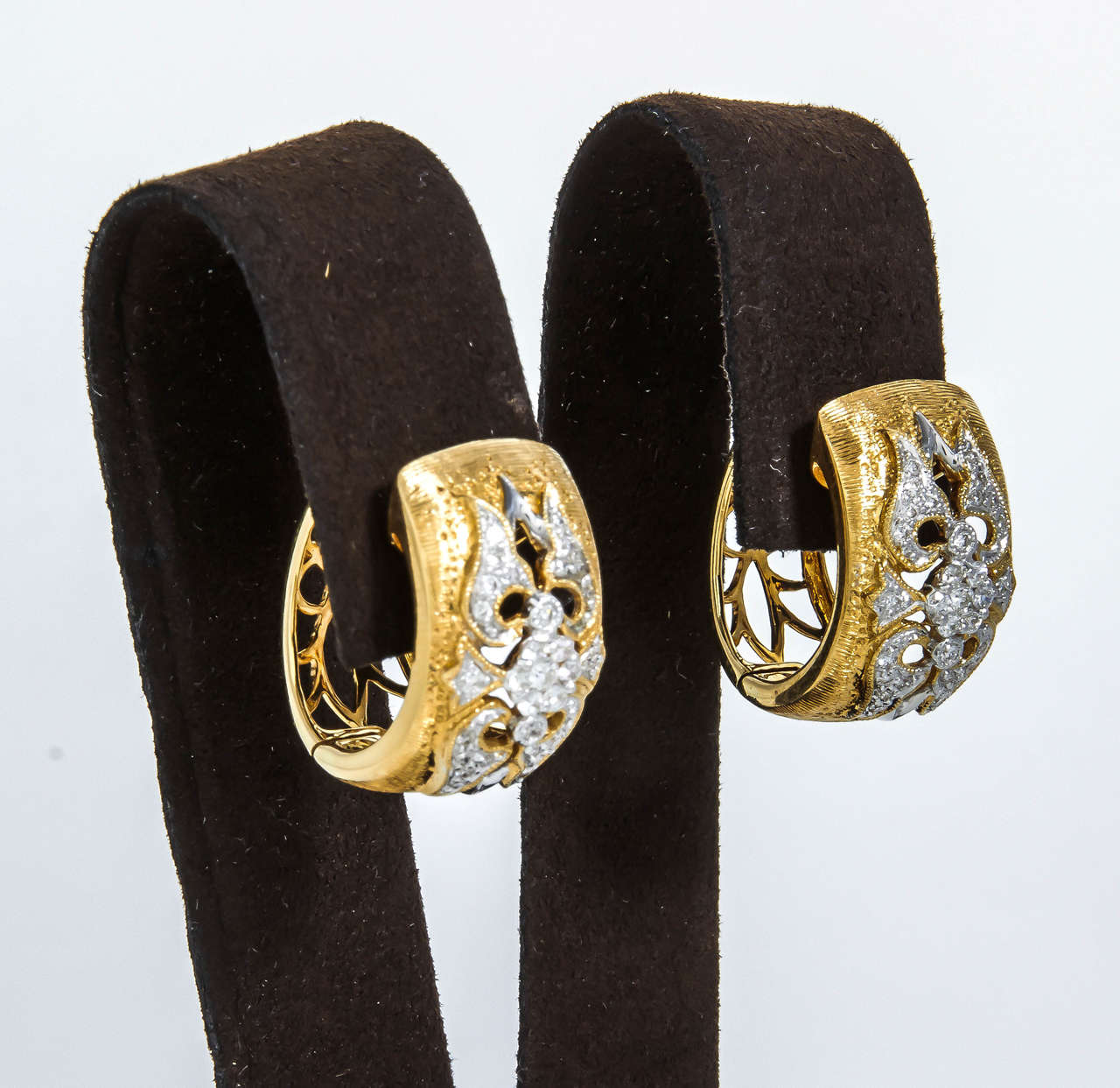 Diamond Gold Huggie Hoop Earrings In New Condition In New York, NY