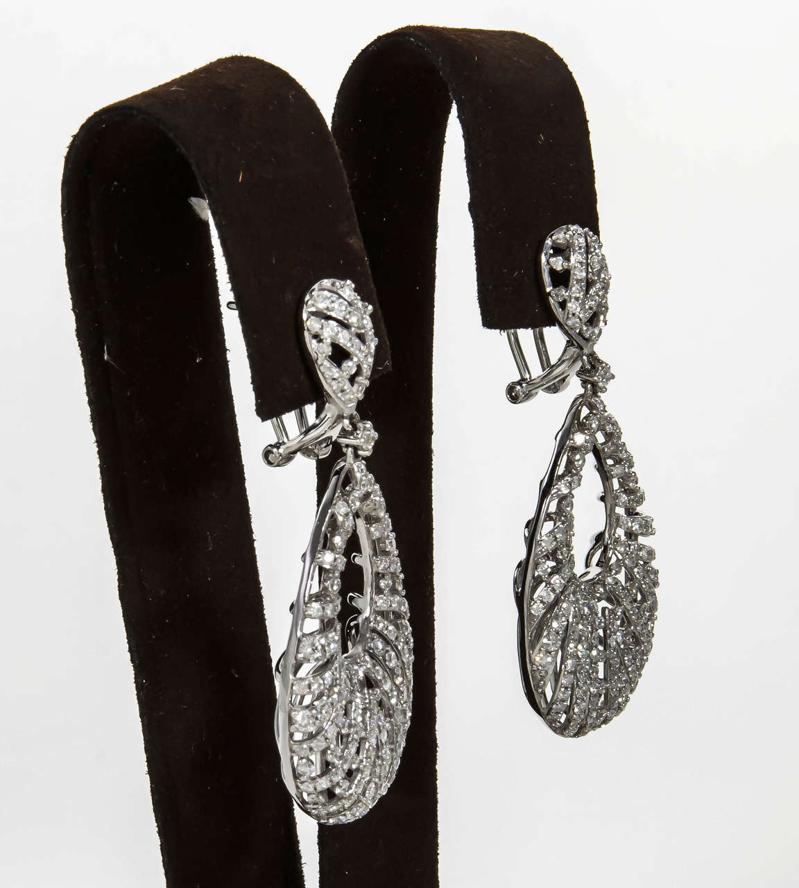 Boucles d'oreilles pendantes en or avec diamants en forme de poire Neuf - En vente à New York, NY