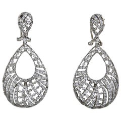 Boucles d'oreilles pendantes en or avec diamants en forme de poire