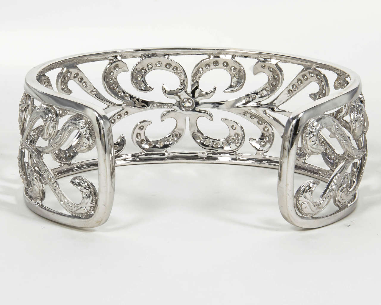 Diamond Gold Fleur De Lis style Cuff Bracelet In New Condition In New York, NY