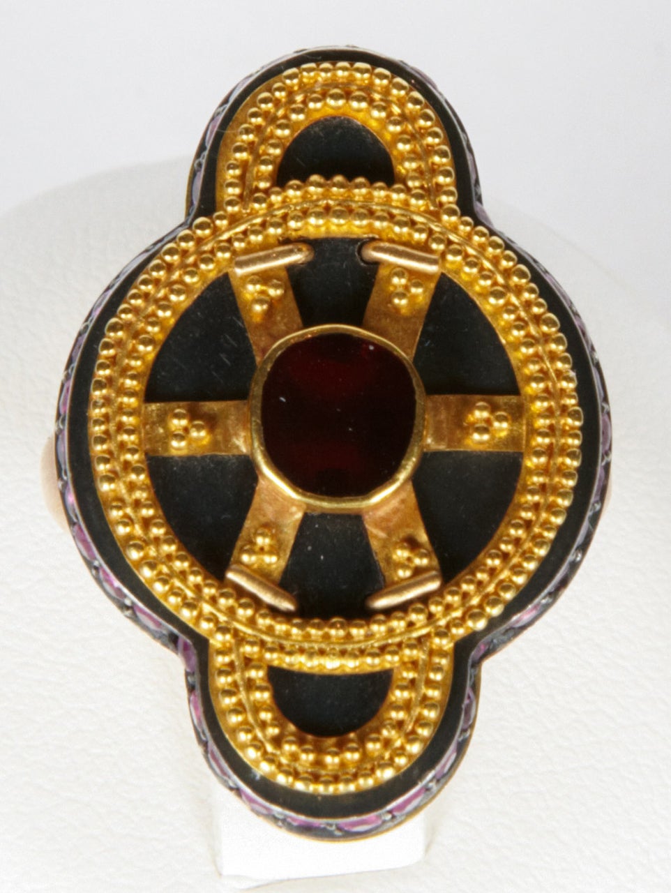 Ring in 18K brushed red gold and oxidized silver, set with a Roman gold and garnet motive, in a shape of wheel of fortune, with delicate granulation work and original garnet inlay, 3rd-4th century A.D., enhanced on its side with rubies (1.00 carat