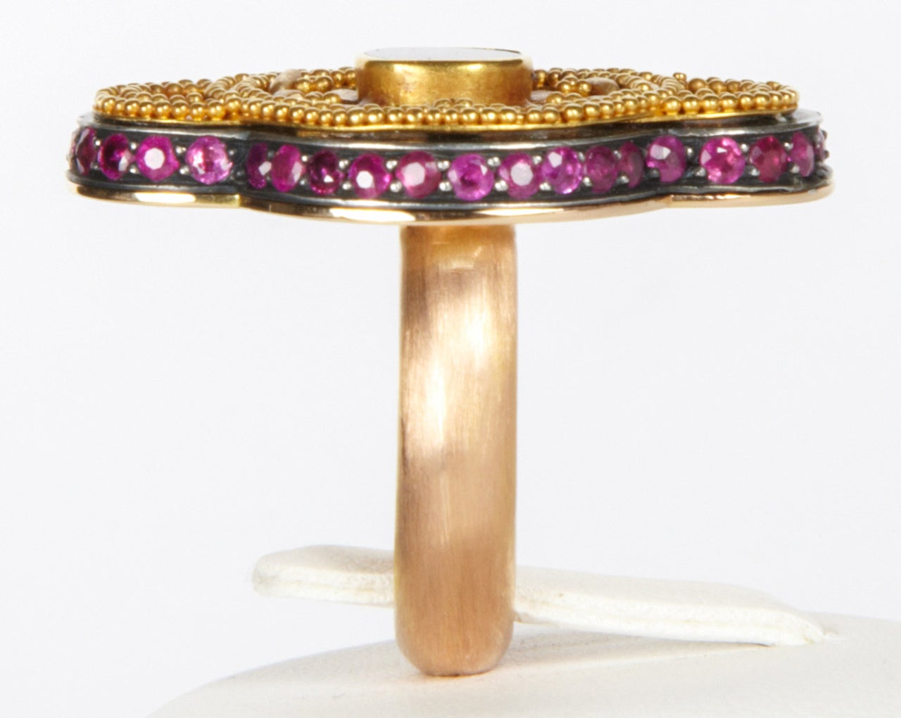 Women's Ring With Roman Gold And Garnet Motive