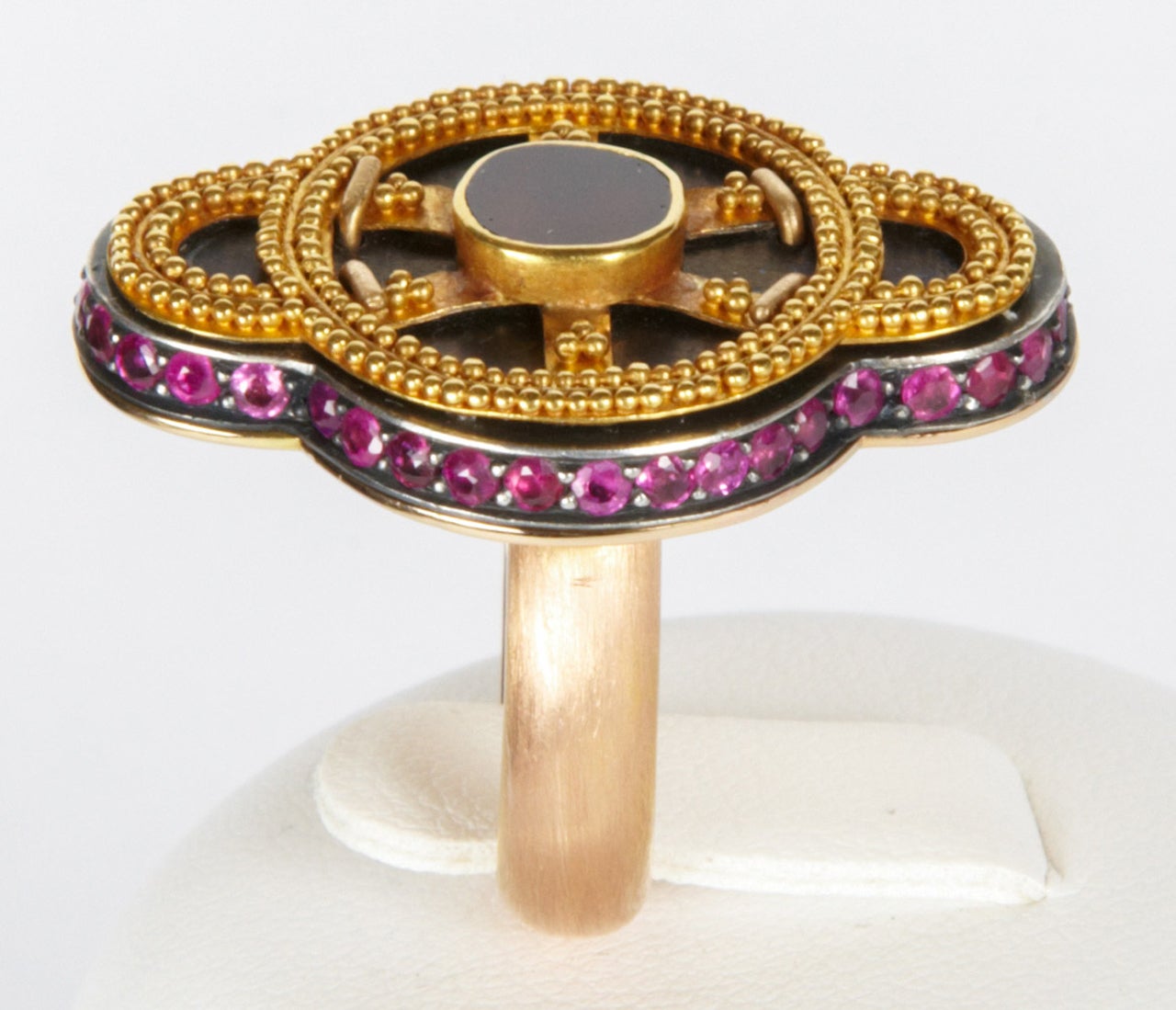 Ring With Roman Gold And Garnet Motive 1