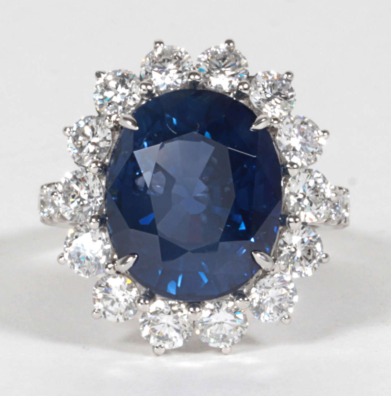 Une belle bague à ajouter à toute collection.

11,73 saphir bleu vif ovale certifié par le GIA.

2,85 carats de diamants de couleur F-G et de pureté VS sertis dans une monture en platine faite à la main.