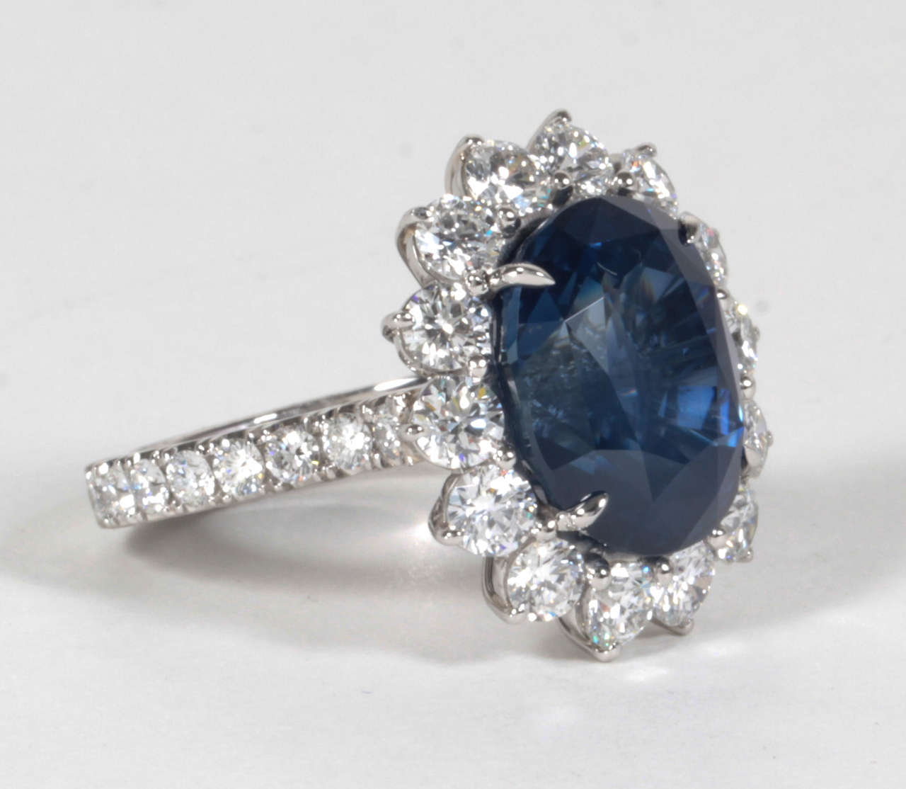 Platinring mit 11,73 Karat GIA-zertifiziertem Saphir und Diamant (Ovalschliff) im Angebot