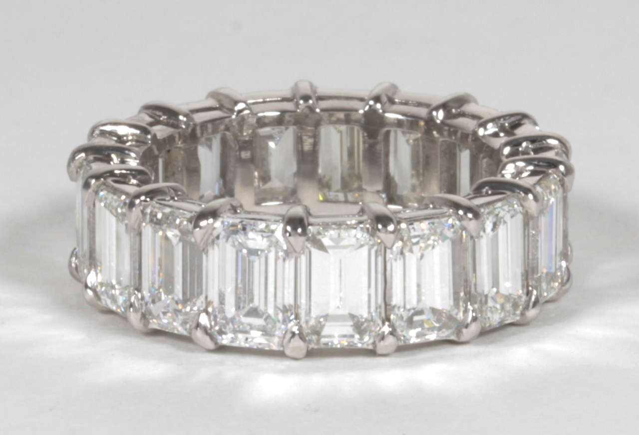 Eine schöne Anordnung von Diamanten im Smaragdschliff mit der Farbe F-G und der Reinheit VS, eingefasst in eine handgefertigte Platinfassung. 

Bitte zögern Sie nicht, uns für weitere Informationen zu diesem Ring zu kontaktieren.