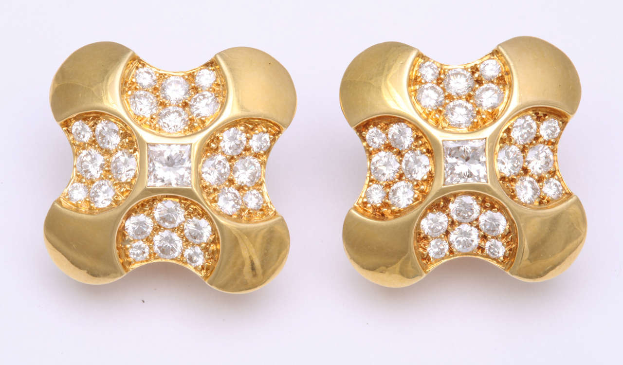 18k yellow gold earrings featuring two princess cut diamonds, 0.88 carats, and 48 round diamonds, 3.44 carats.