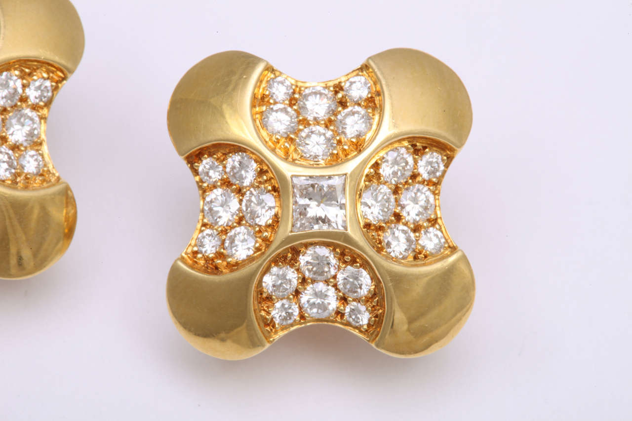 Diamond Gold Earrings In Excellent Condition For Sale In New York, NY