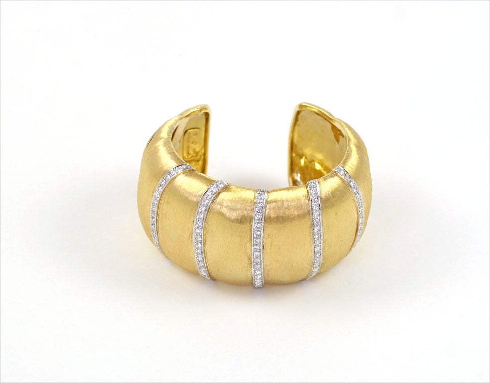18k yellow Gold Textured bracelet 113 grams 18k yellow gold
95 diamonds 4.50 carats