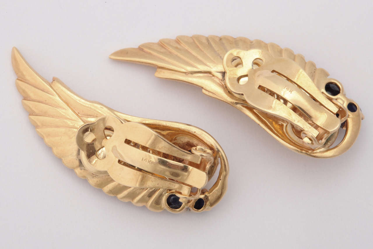 Retro Retro-Ohrringe mit Engelsflügeln aus Saphir in Gold im Zustand „Gut“ im Angebot in New York, NY