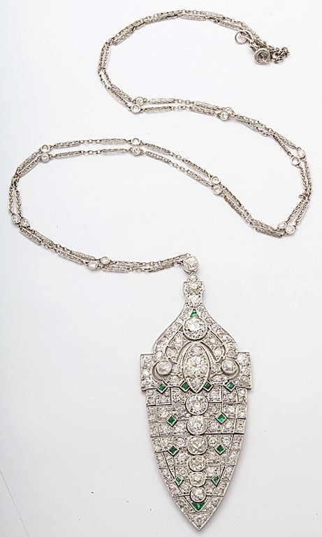 Art Déco Magnifico Art Deco smeraldo diamante platino Lavaliere in vendita