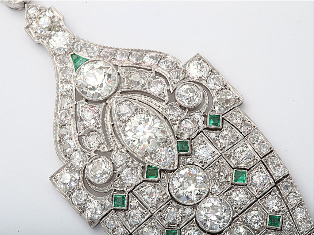 Donna Magnifico Art Deco smeraldo diamante platino Lavaliere in vendita