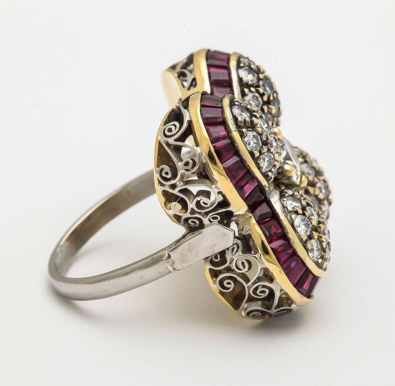 Art Deco Ruby Diamond Gold Platinum Four Leaf floral Cocktail Ring In Excellent Condition In New York, NY