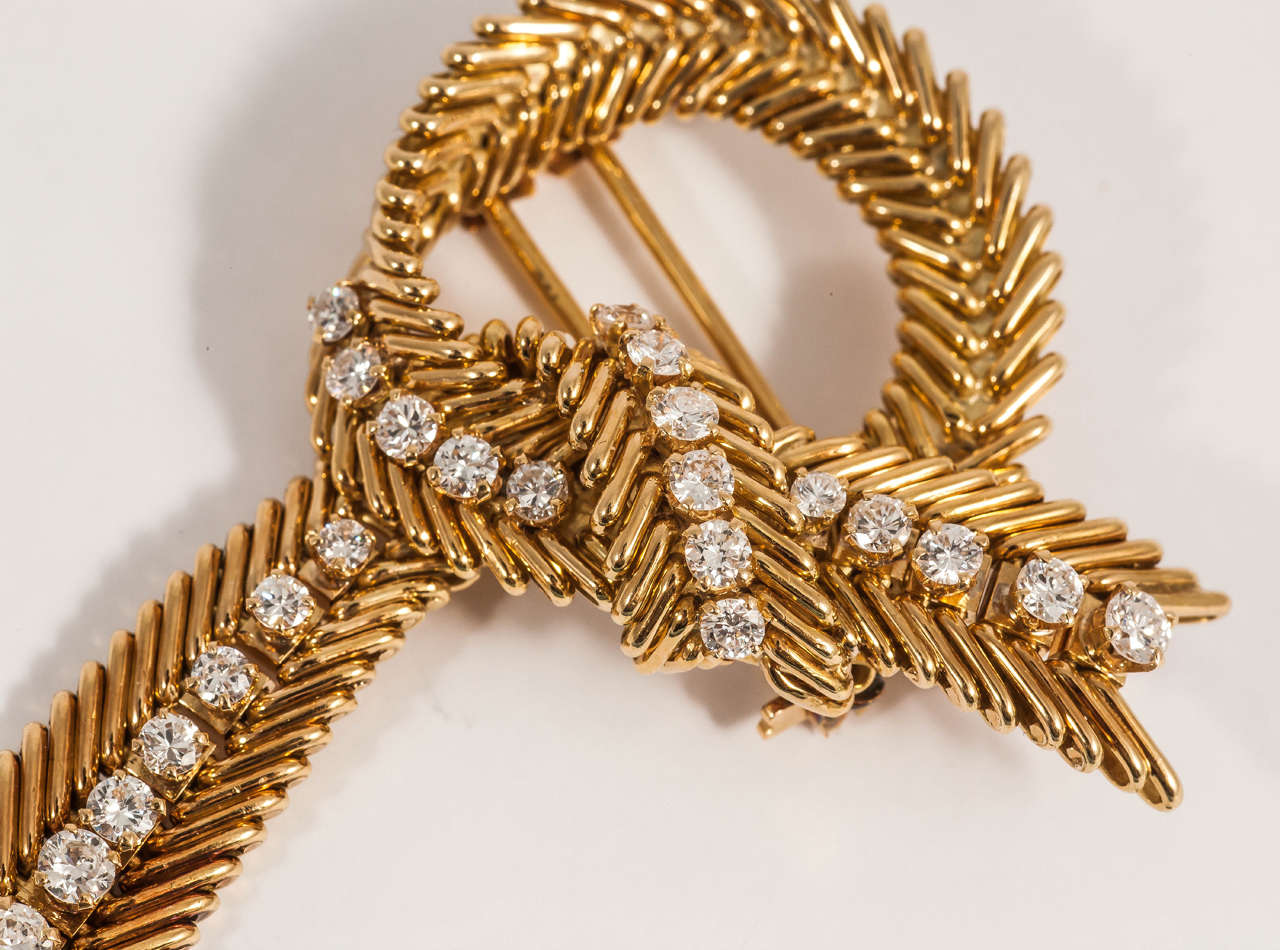 Stylish 18ct Gold Knot Pin set with fine Diamonds