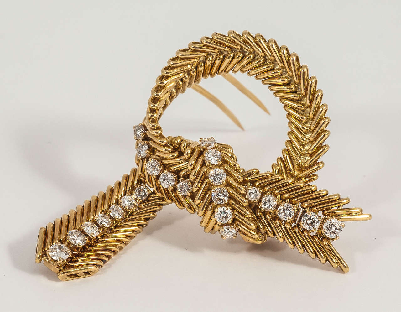 1960s Van Cleef & Arpels Diamond Gold Knot Pin In Excellent Condition For Sale In London, GB