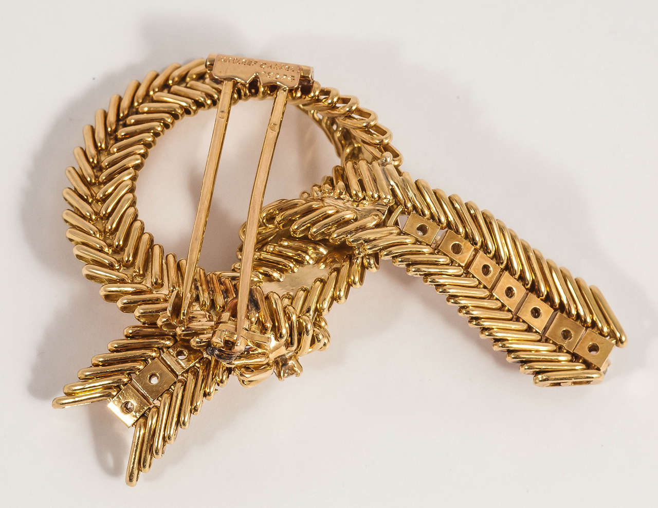 Women's 1960s Van Cleef & Arpels Diamond Gold Knot Pin For Sale
