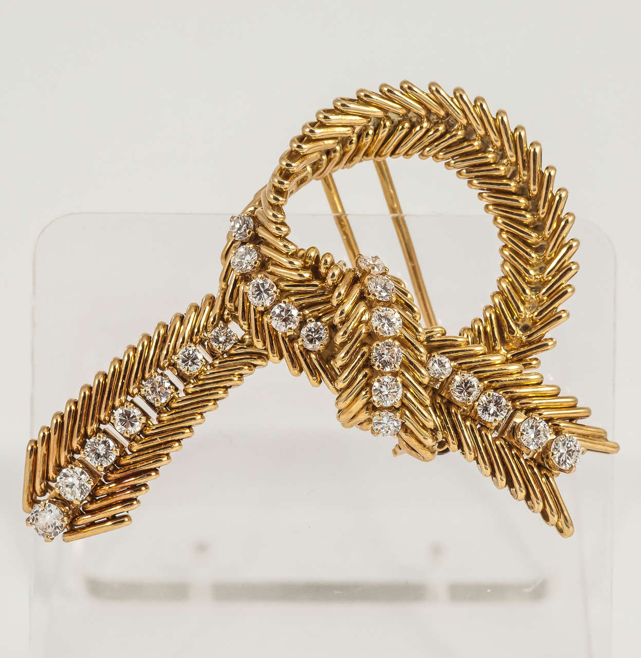 1960s Van Cleef & Arpels Diamond Gold Knot Pin For Sale 1