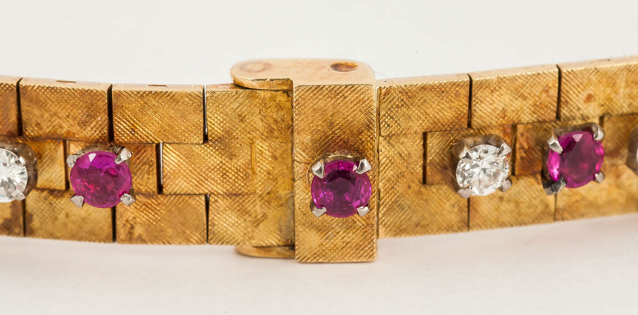 Vintage Bracelet in 18 Carat Gold, Burma Rubies & Diamonds, English circa 1965 In Good Condition For Sale In London, GB