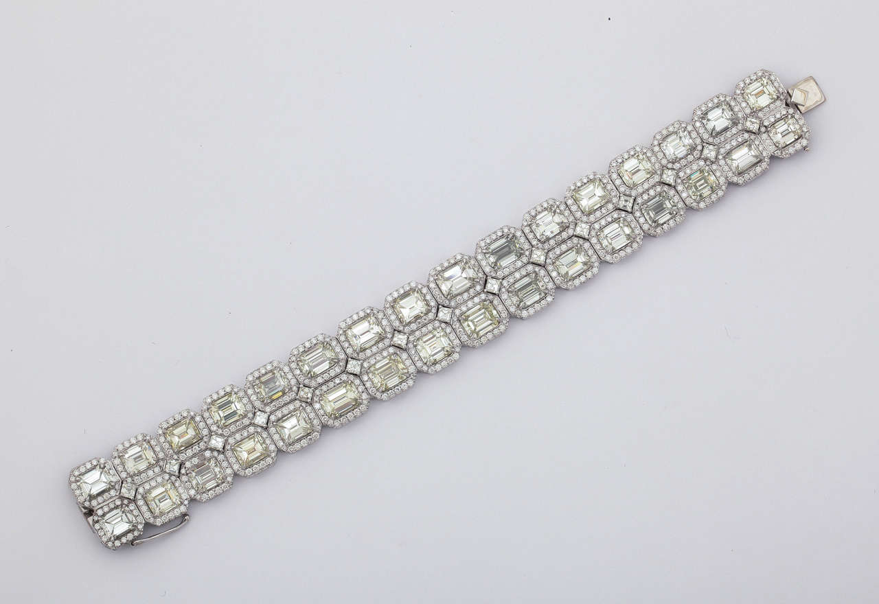 Diana M. Platin-Diamantarmband mit 50 Karat Diamanten im Smaragdschliff  Damen im Angebot