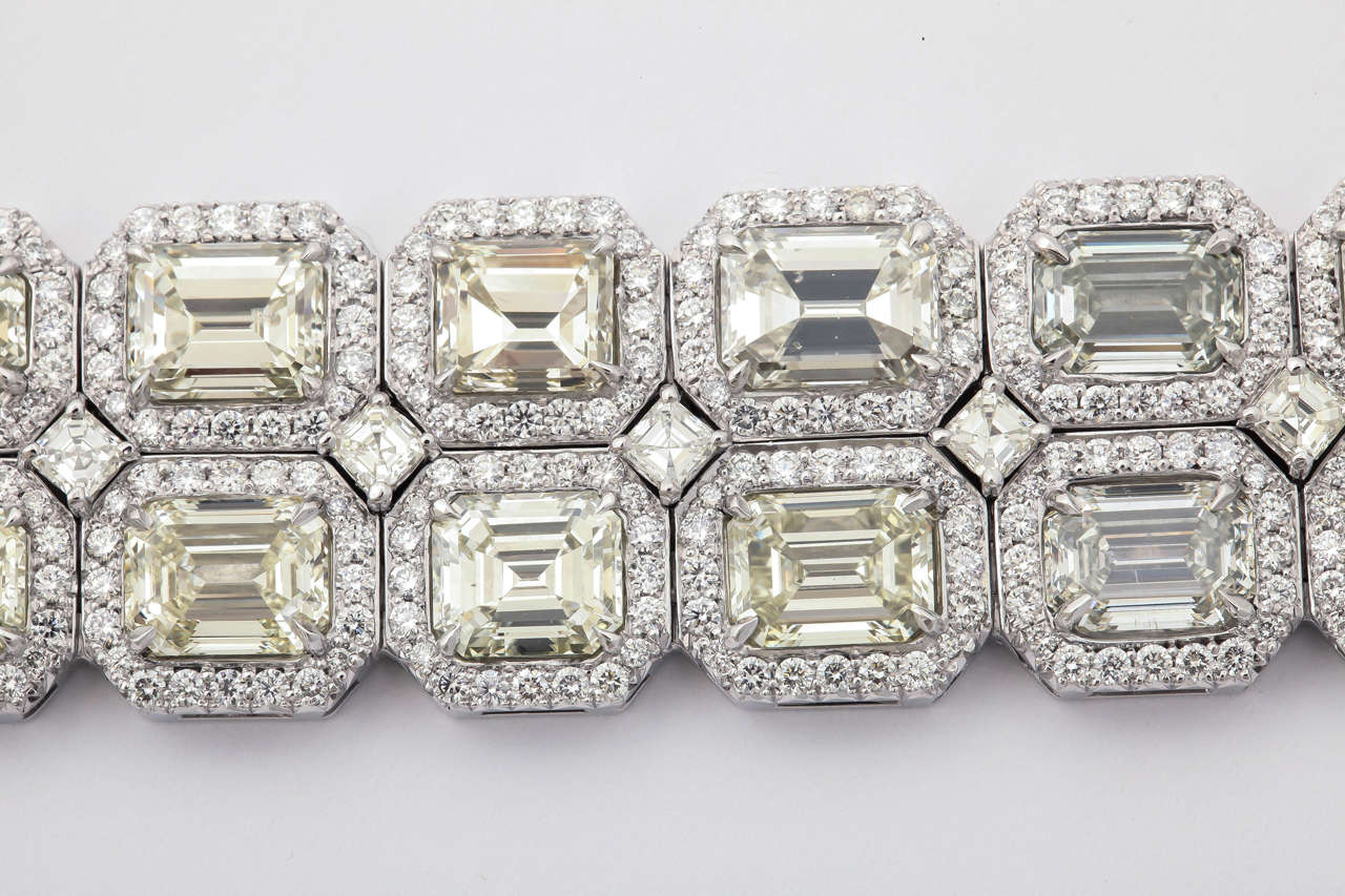 Diana M. Platin-Diamantarmband mit 50 Karat Diamanten im Smaragdschliff  im Angebot 1
