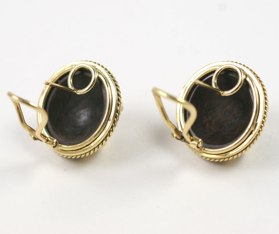Donna Orecchino in oro giallo 18kt e Wood in vendita