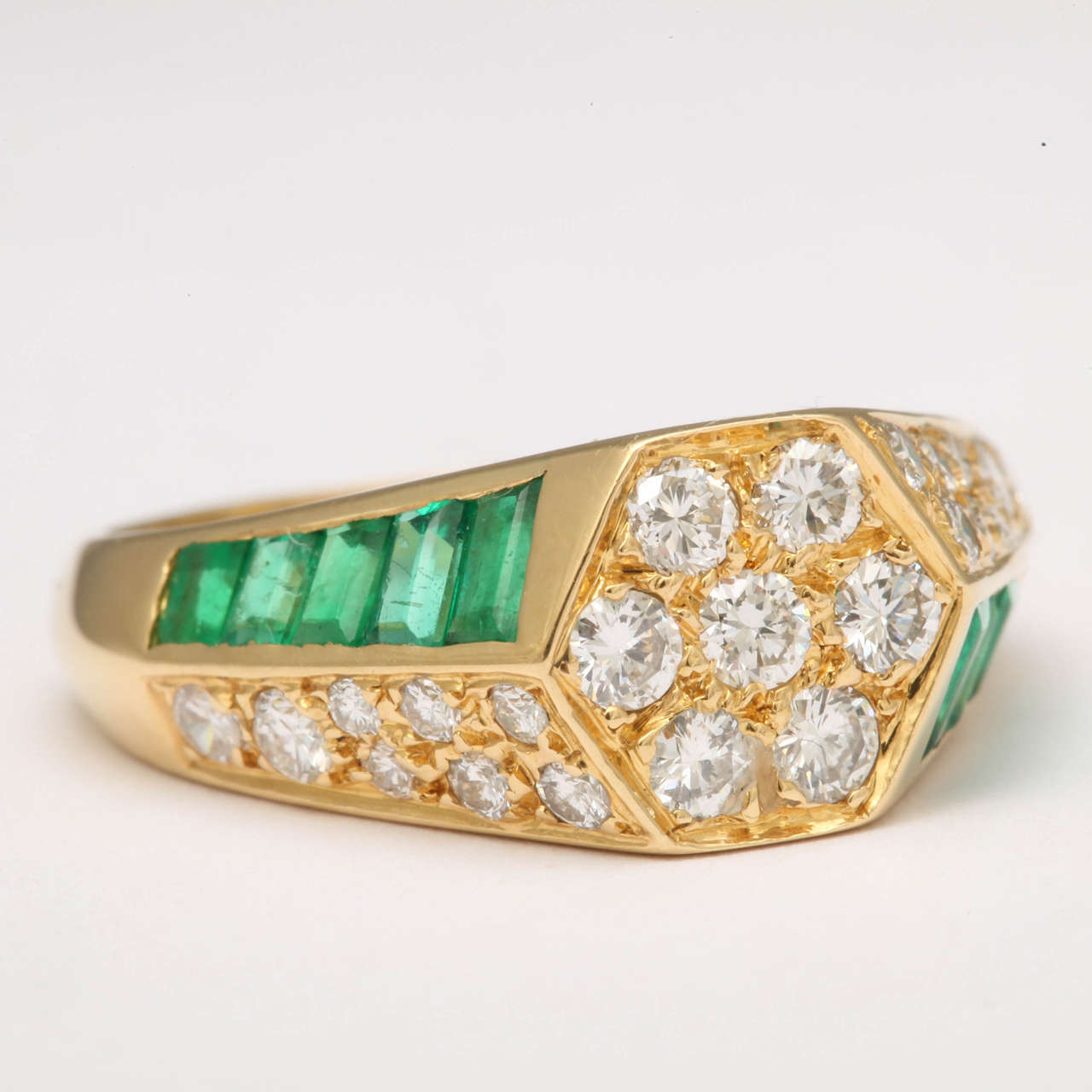 1980er Damenring mit Diamant in der Mitte und gegenüberliegenden Smaragd-Baguetten und Vollschliff,  saubere und weiße Diamanten.