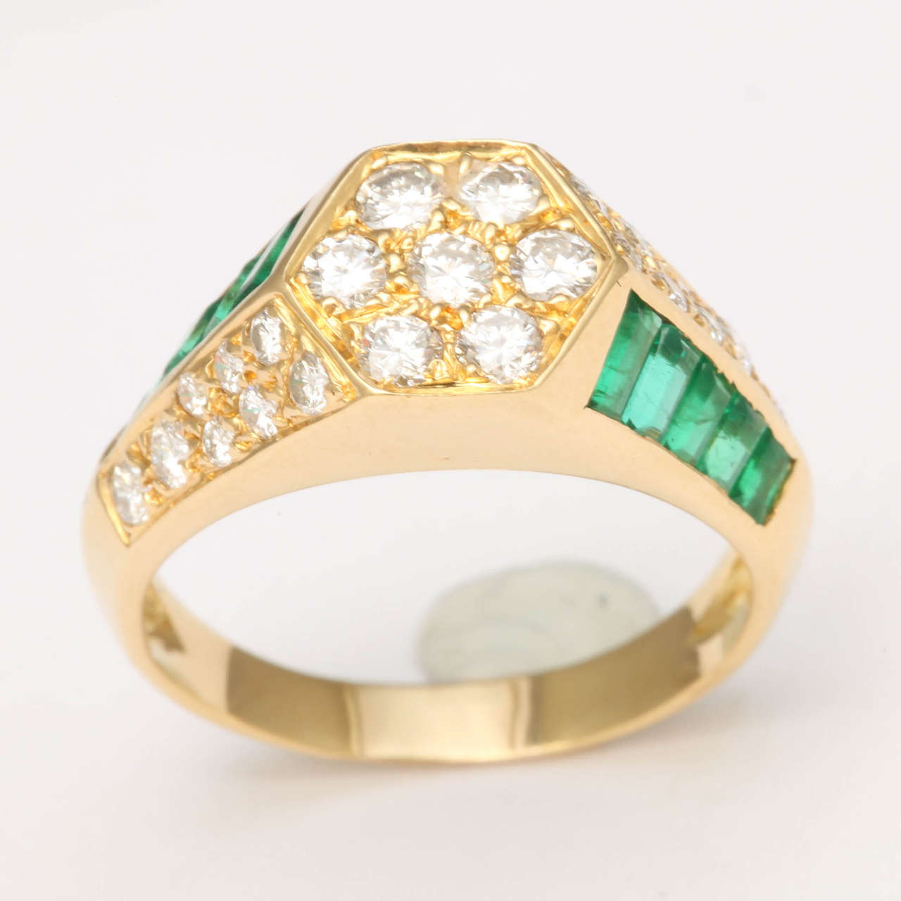 Smaragd-Diamant-Cluster-Ring mit Kreuz (Zeitgenössisch) im Angebot
