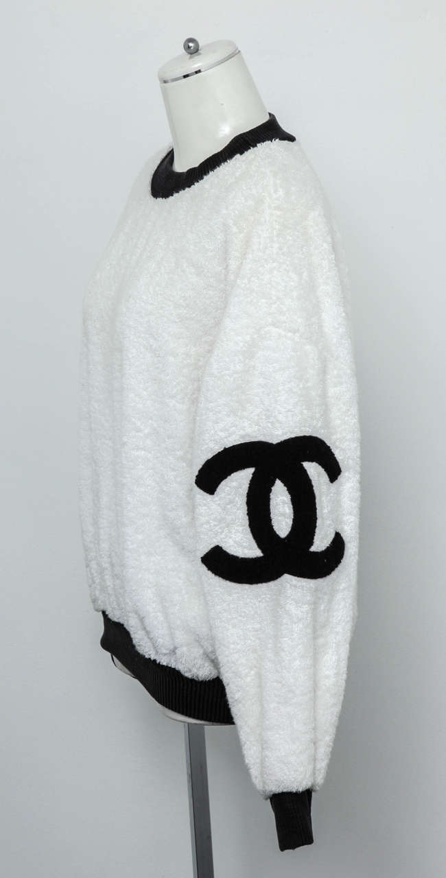 Very rare vintage terry Chanel sweat shirt/sweater in white and black. From 1980's. Size 38. 