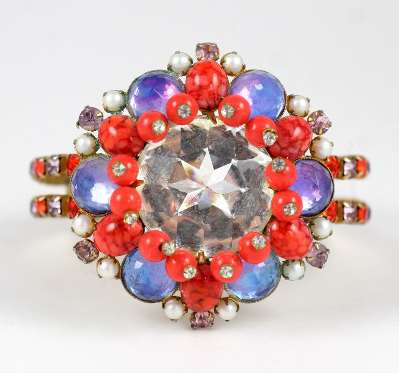 Uno strass gigante a taglio brillante decorato con perle finte e pietre arancioni e viola. Un pezzo meravigliosamente sopra le righe!