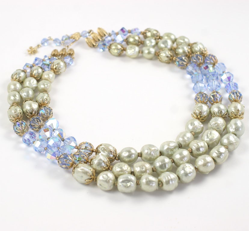 Dreistrangige, abgestufte Halskette aus unechten Barockperlen und blassblauen geschliffenen Kristallperlen. Der kürzeste Strang ist 16