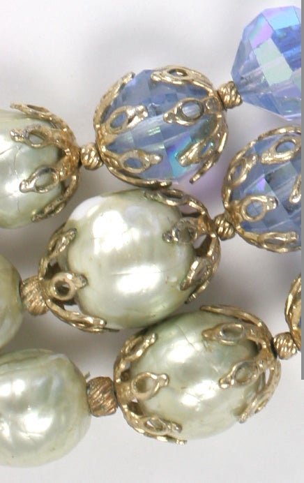 Collier baroque Vendome en « perles » et cristal bleu, bijouterie de costume Excellent état - En vente à Stamford, CT