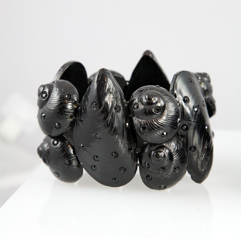 Bracelets de défilé à motif de coquillages de Karl Lagerfeld pour Fendi en vente 2