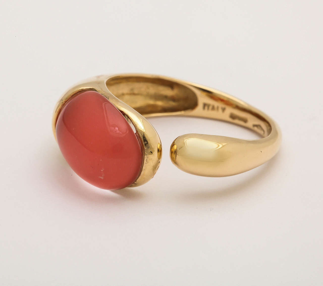 18KT yellow gold Gocce ring with coral stone.