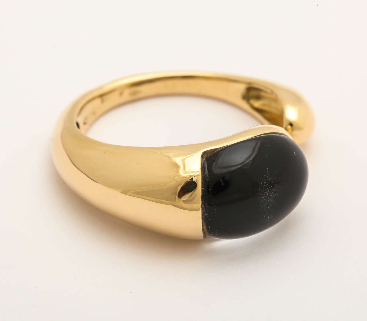 18Kt yellow gold ring with black onyx stone.