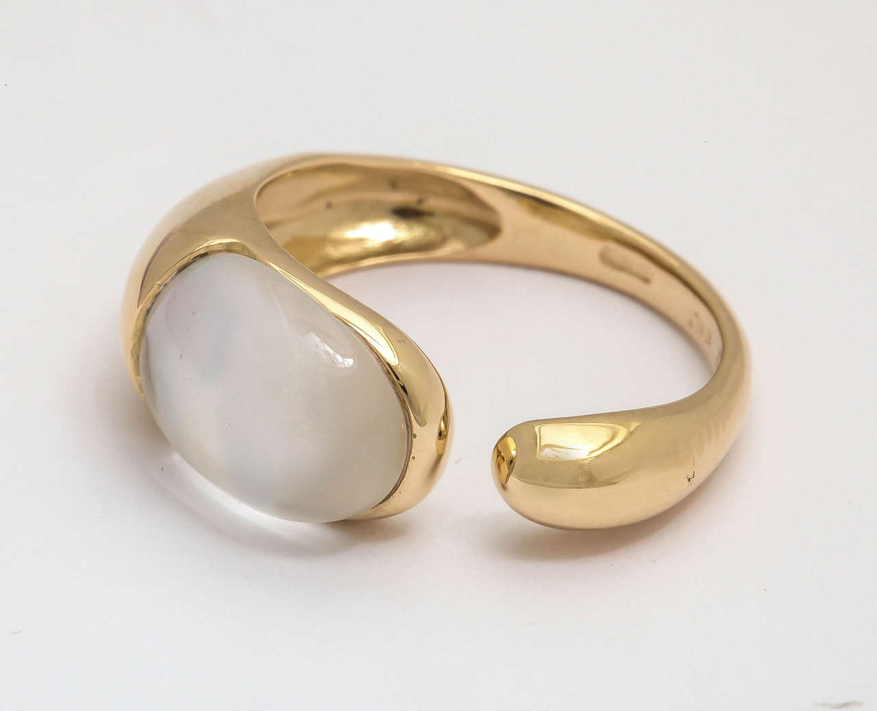 18Kt yellow gold ring with mother of pearl and rock crystal