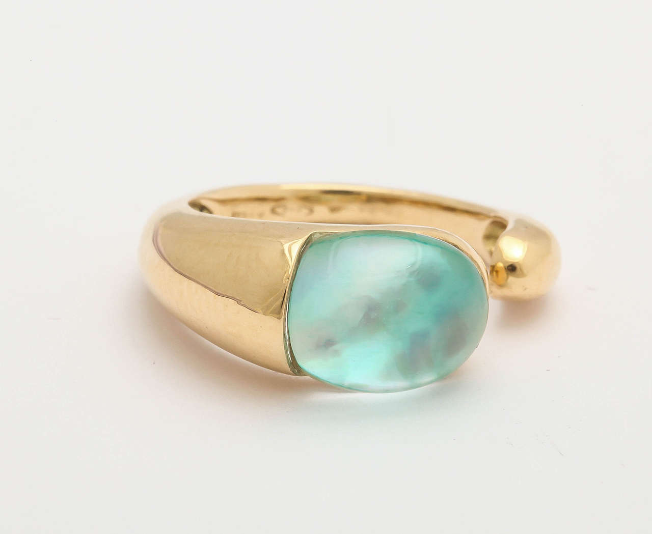 18Kt yellow gold green cabochon ring.