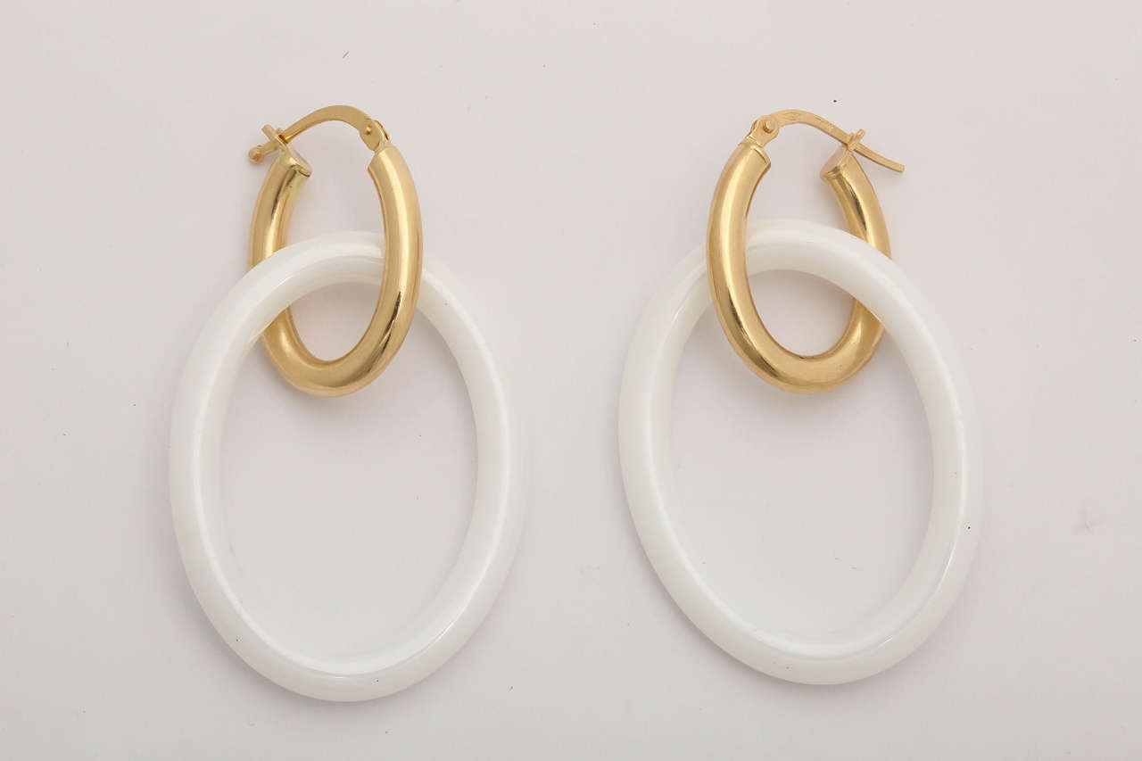 18Kt yellow gold, white ceramics links Mama earrings.