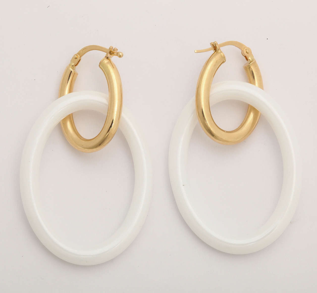 Faraone Mennella White Ceramic Gold Mama Earrings In New Condition In New York, NY