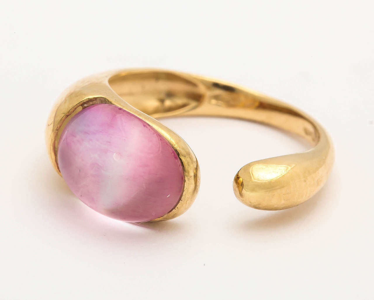 18Kt yellow gold gocce ring with pink mother of pearl stone.