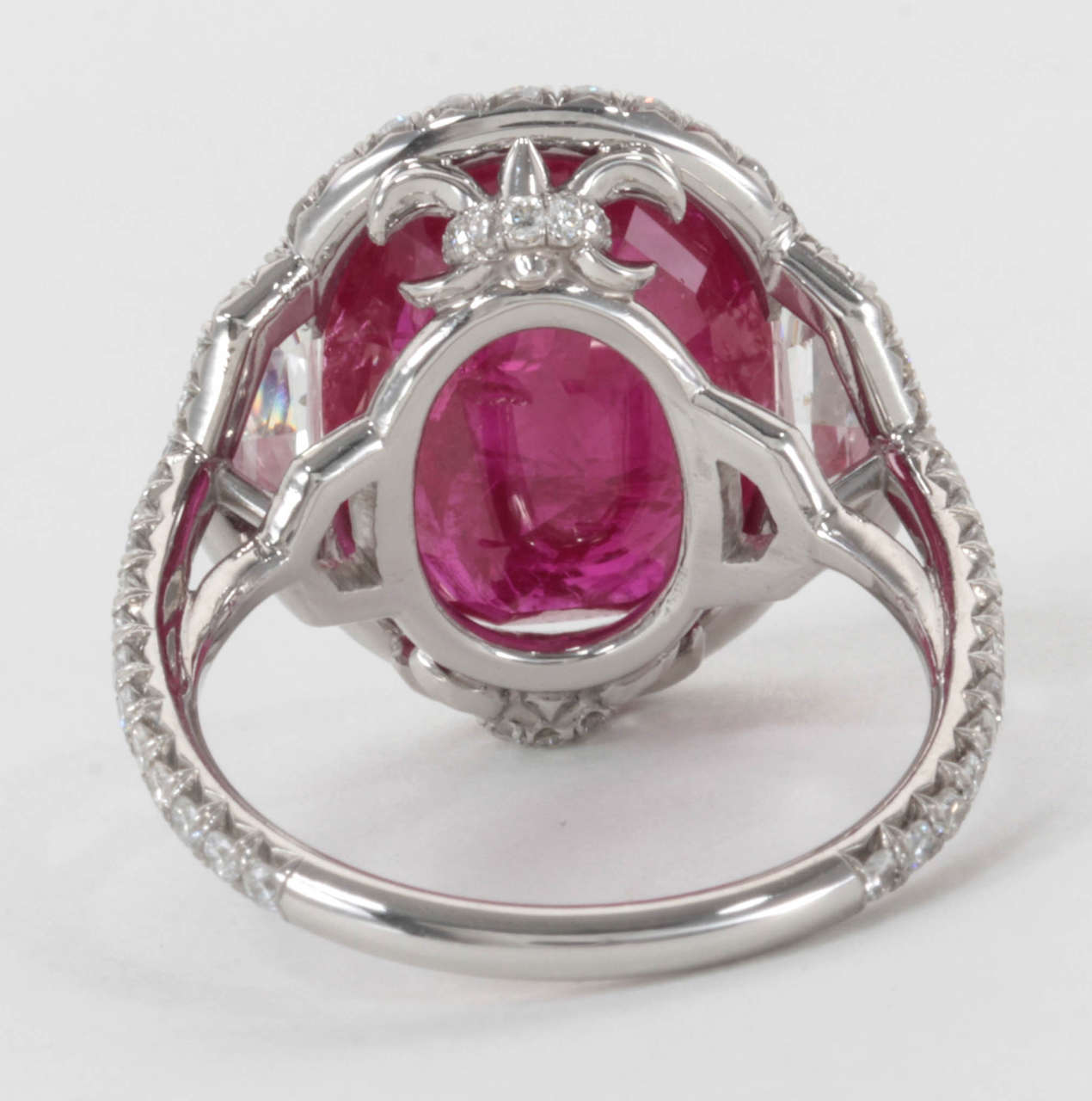 Unglaubliche acht Karat zertifizierter Rubin und Diamant in Platin gefasst Damen im Angebot