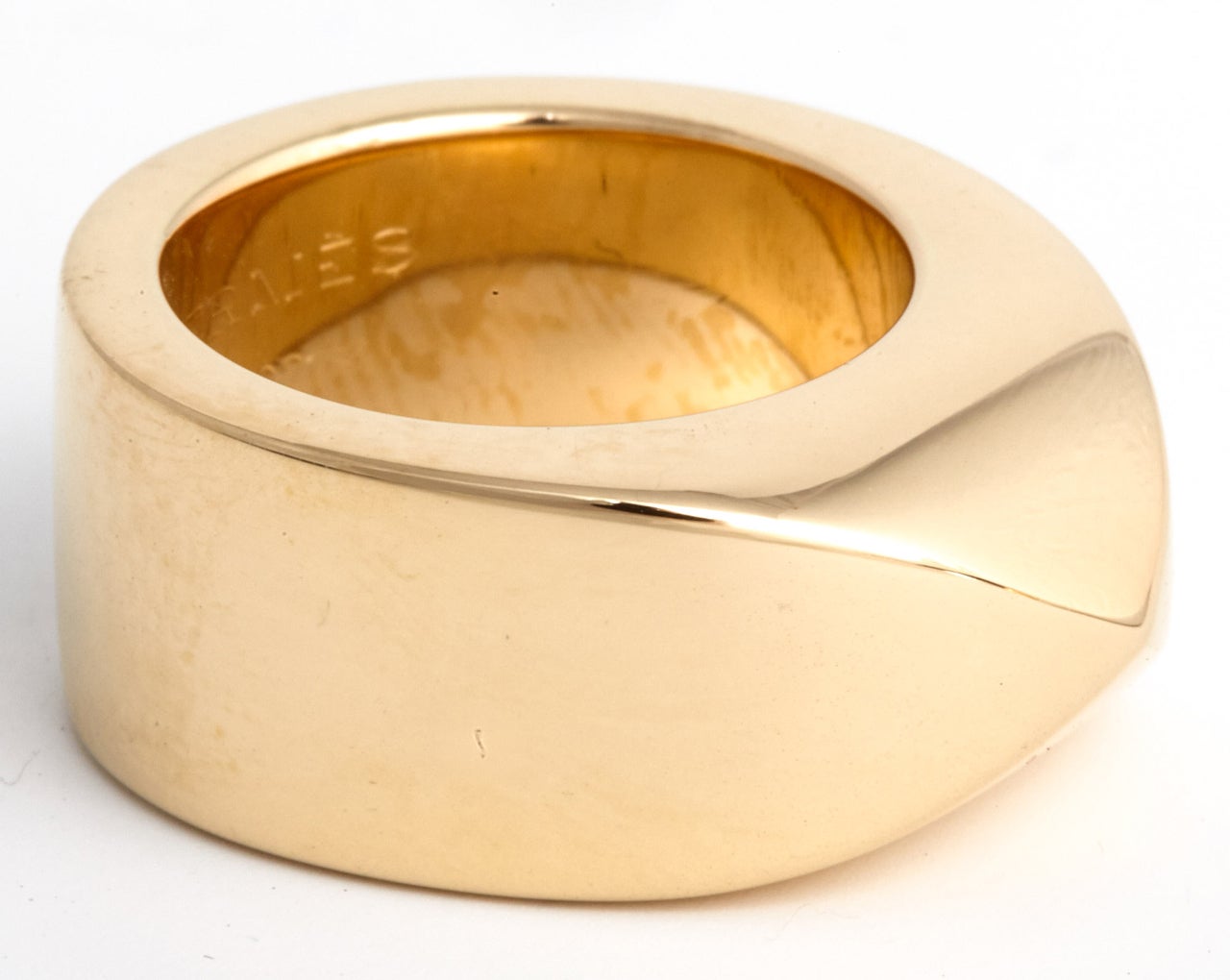 An 18 carat golden medor ring by Hermès, ring size 17/54

All of our prices exclude VAT.