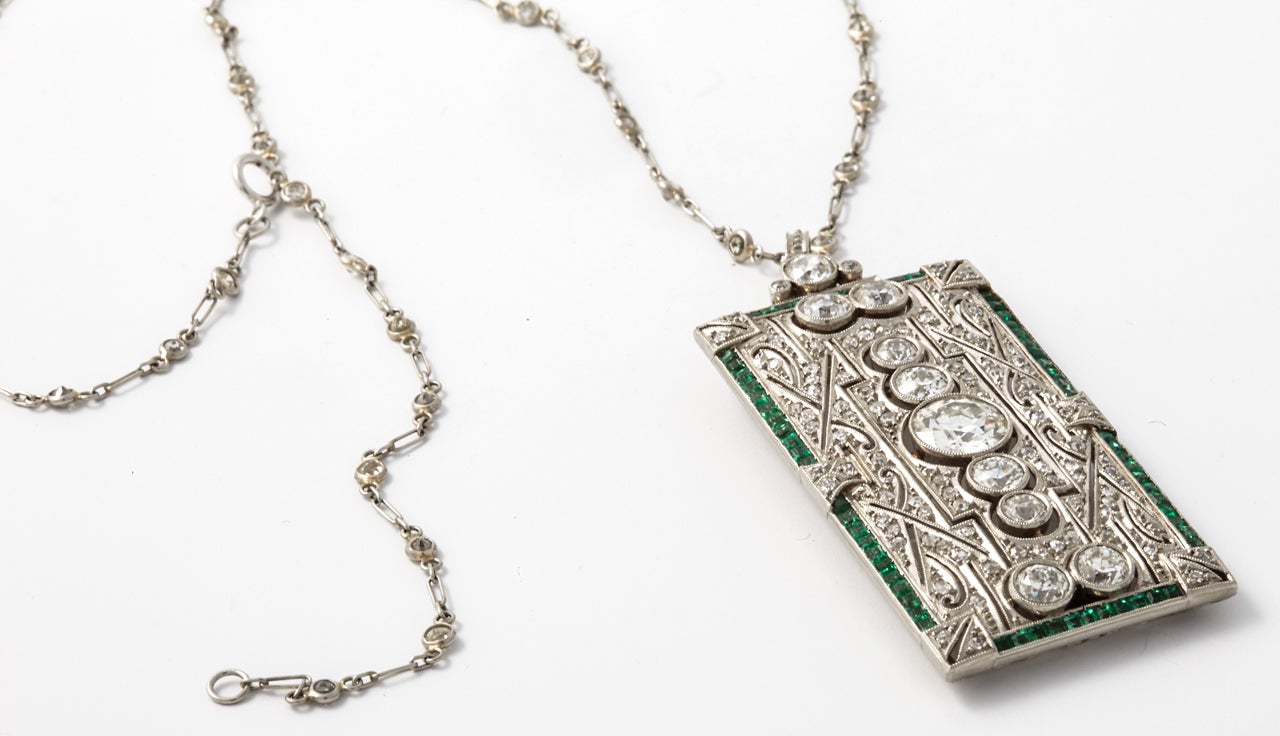 An Art Deco platinum emerald diamond brooche/pendant In Excellent Condition For Sale In Amsterdam, NL