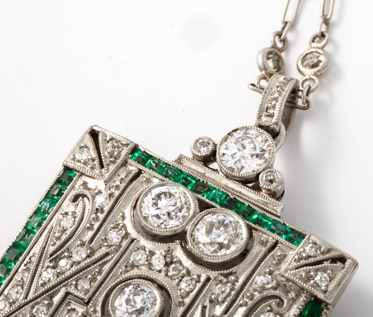 An Art Deco platinum emerald diamond brooche/pendant For Sale 1