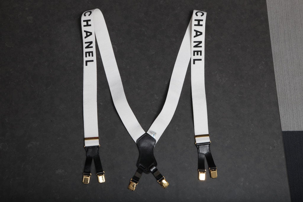 Very rare Chanel suspenders in white and black.
Length 39 inches.
