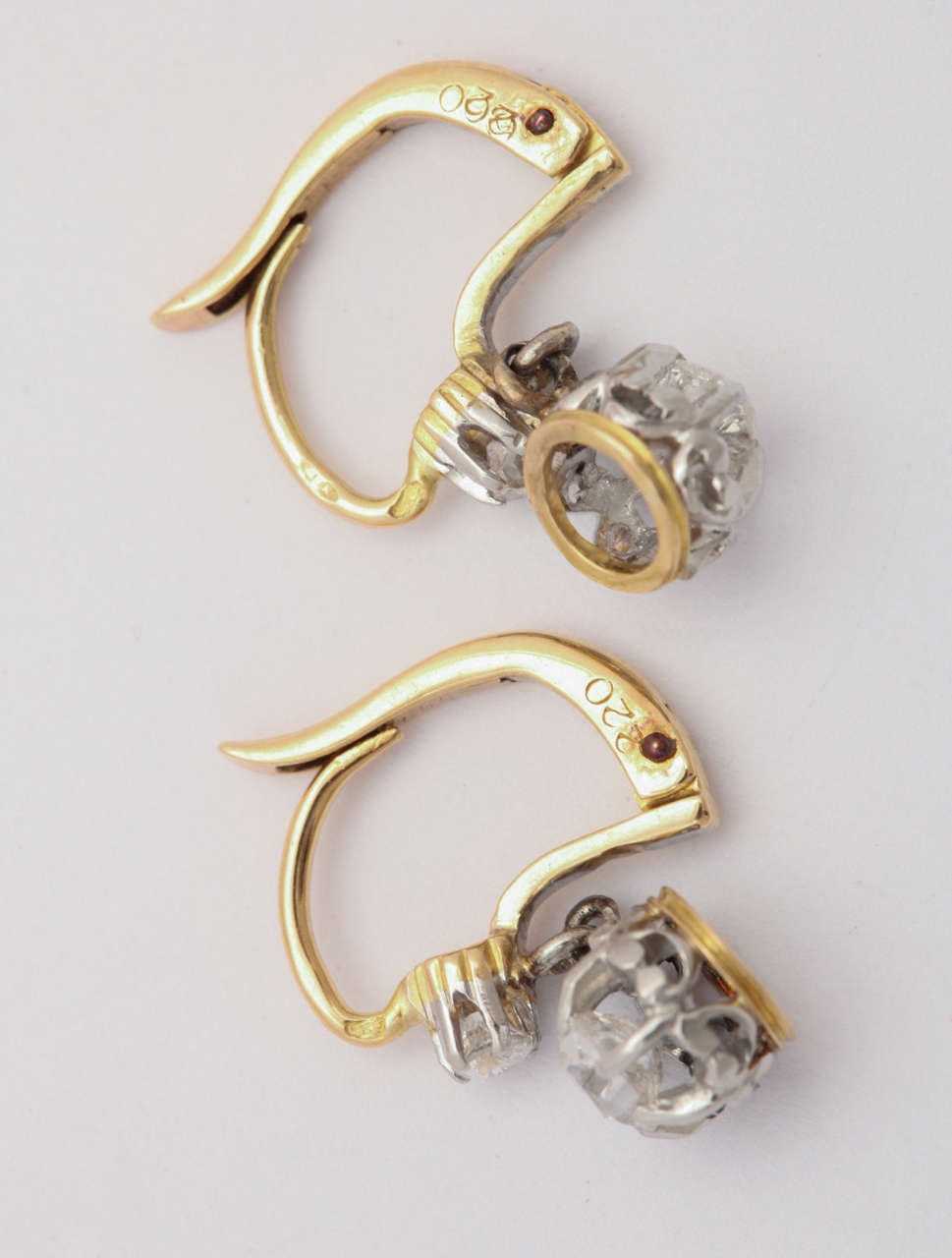 Antike viktorianische 18 Karat Französische Diamant-Gold-Ohrringe (Kissenschliff) im Angebot