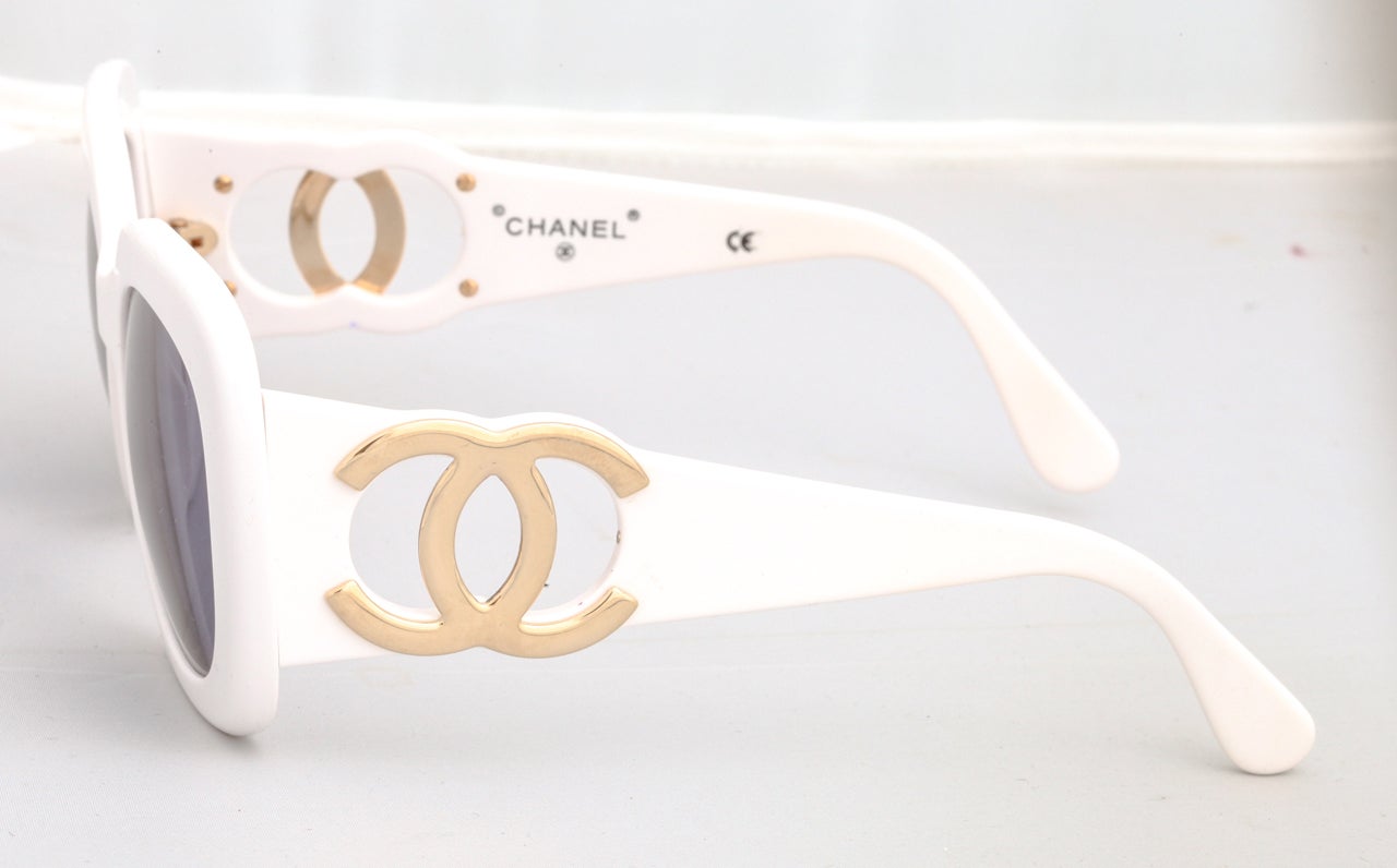 Chanel White Sunglasses with Gold CC In Good Condition In Chicago, IL