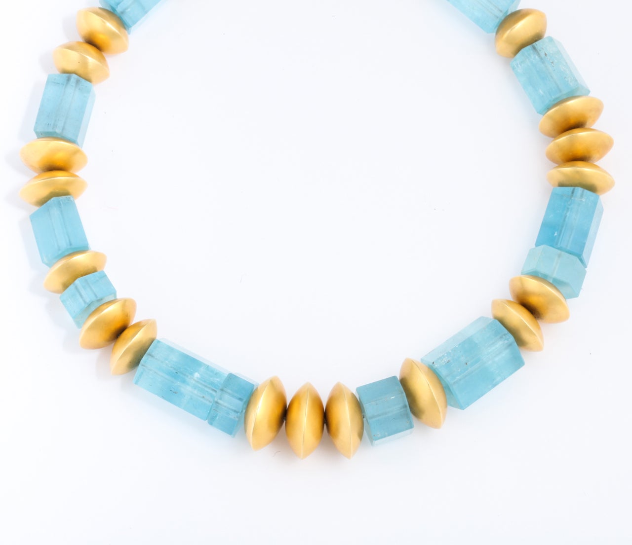 Sumptuous Aquamarine and Gold Necklace In New Condition In New York, NY