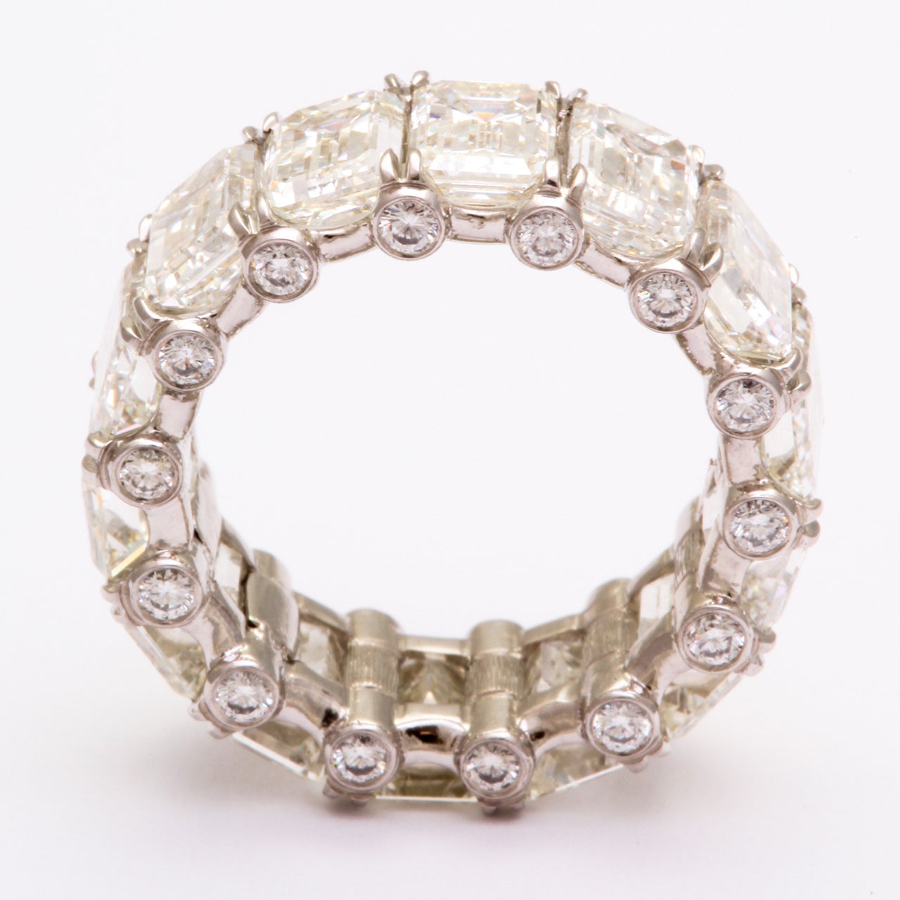 Impressive Emerald Cut Diamond Wedding Band In New Condition For Sale In New York, NY