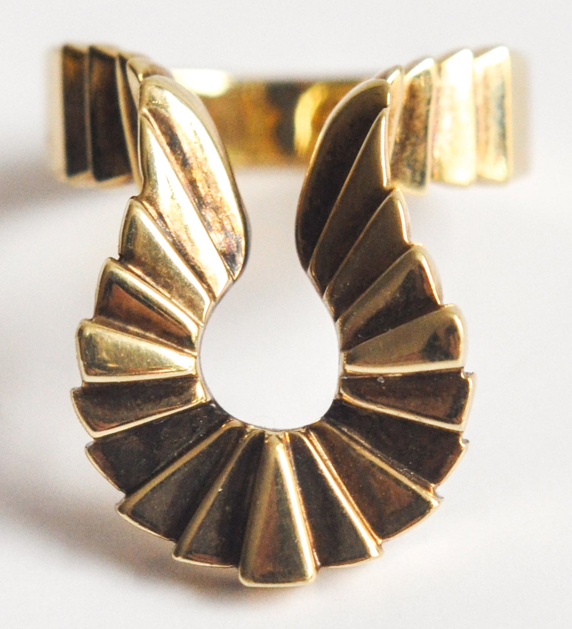 Designer ring by American goldsmith Jose Hess with a modernist stepped motif. Marked: Jose Hess 14K. Ring size: 6 1/2.