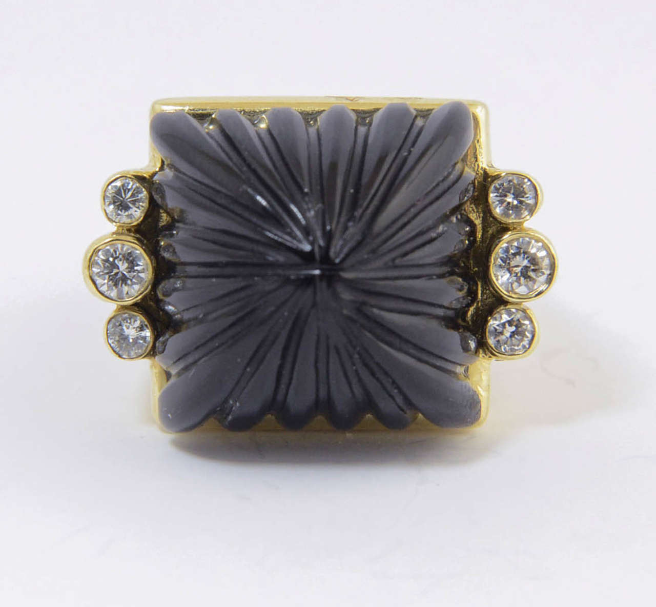 Stylized Carved Onyx and Diamond Gold Ring In Good Condition In Miami Beach, FL